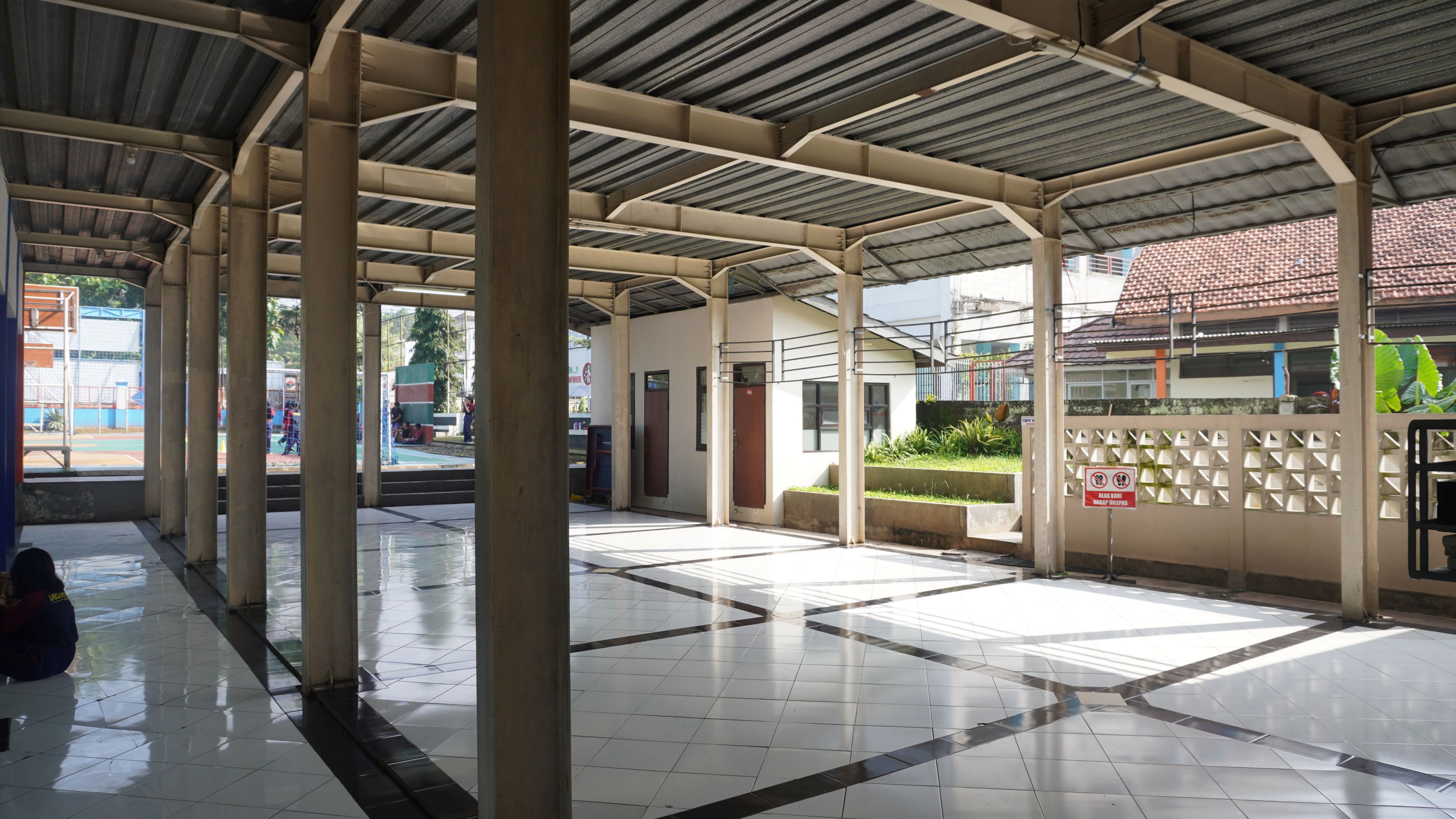 Aula terbuka - Digunakan untuk kegiatan keagamaan, ekstrakulikuler, dan kegiatan lainnya.